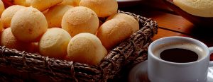 Pão de queijo com café